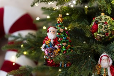 Sběratelská skleněná ozdoba na stromeček Santa vedle stromku