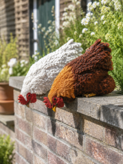Garden figurine: Hen, dark brown