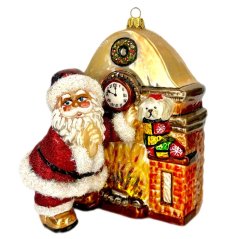 Zberateľská sklenená ozdoba na stromček Santu pri krbe