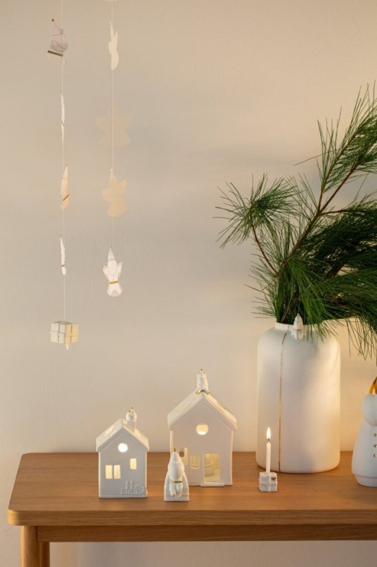 Porcelánový svícen Domek se Santou 17 cm