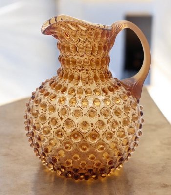 Ručne fúkaný sklenený džbán svetlohnedý 2 litre