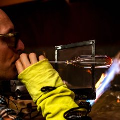 Zberateľská sklenená ozdoba na stromček Santova dielňa