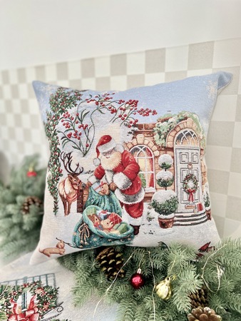 Gobelínový vánoční povlak na polštář s motivem Zasněžená vesnička - Santa 45x45 cm