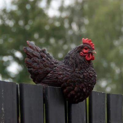 Zahradní figurka Slepice na plot tmavě hnědá