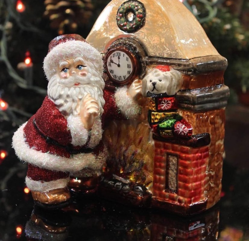 Sběratelská skleněná ozdoba na stromeček Santa u krbu