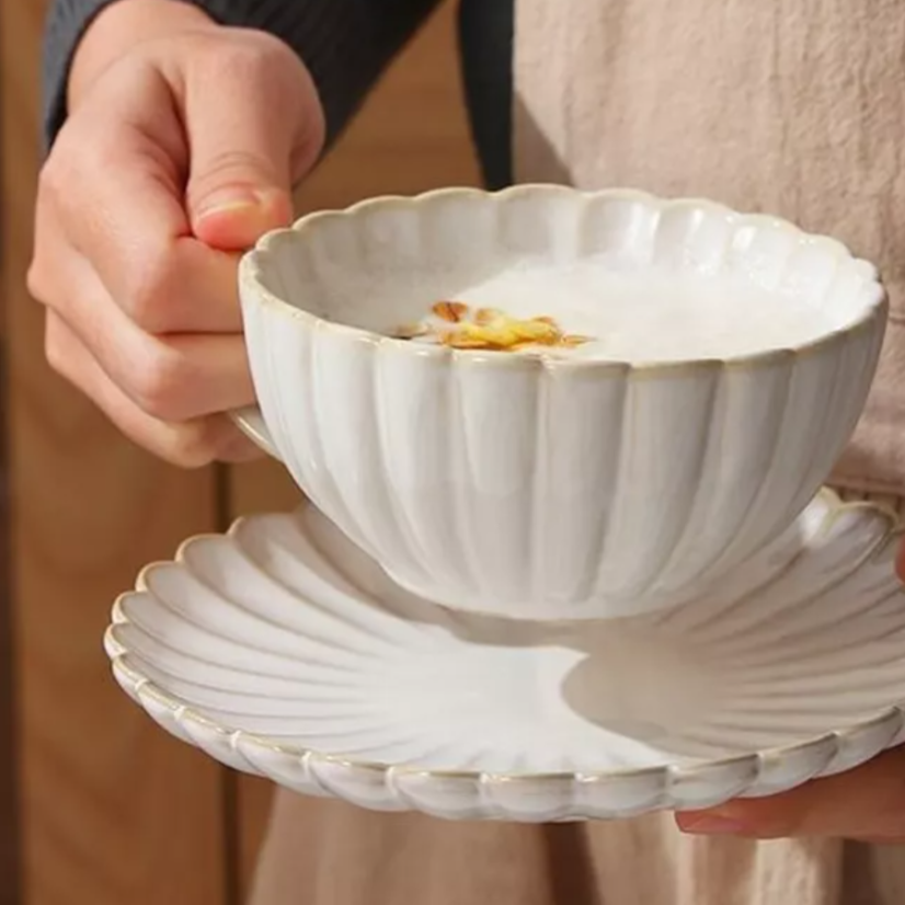 Porcelánový šálek a podšálek Chryzantéma béžový 400 ml