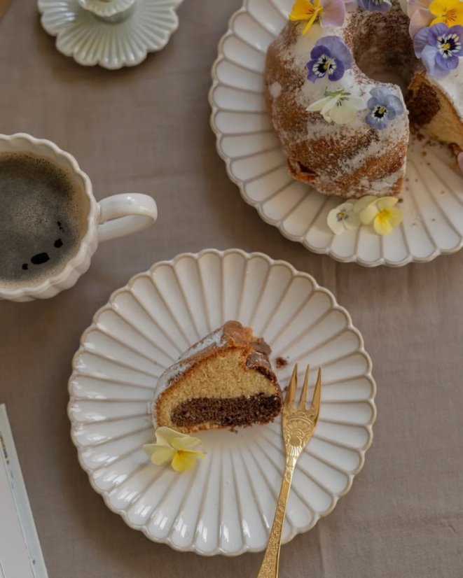 Velký porcelánový oválný servírovací talíř Chryzantéma béžový 36 cm