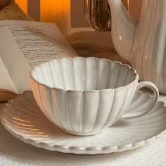 Porcelánový šálek a podšálek Chryzantéma béžový 400 ml