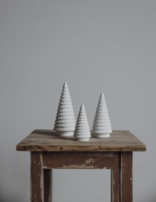 Ceramic Christmas tree white matt 20 cm