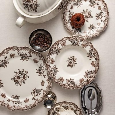 Porzellan-Geschirrset „Braune Blüten“ – 12-teilig, für 4 Personen
